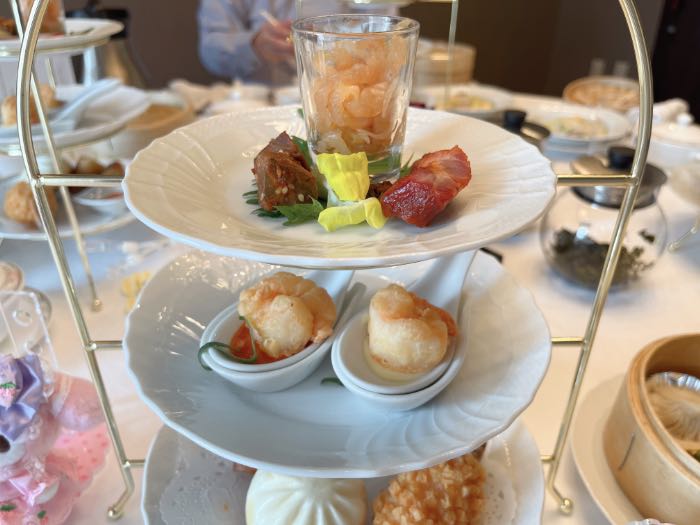 重慶飯店の季節の前菜3種と海老のチリソース&マヨネーズ和え