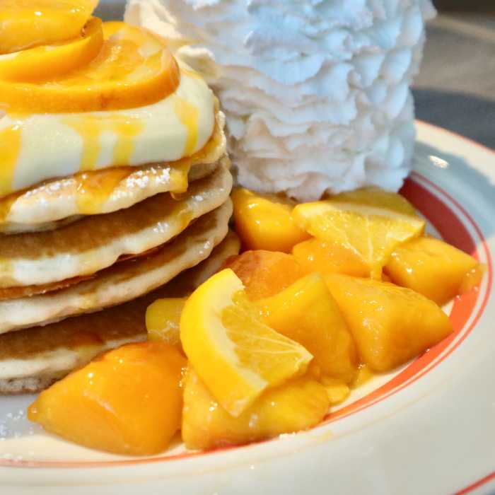 Eggs’n Thingsのマンゴーとオレンジのパンケーキ2