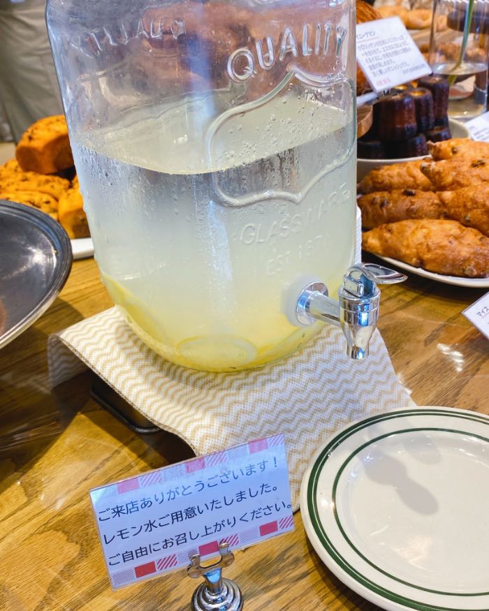 セテュヌボンニデーのレモン水サービス