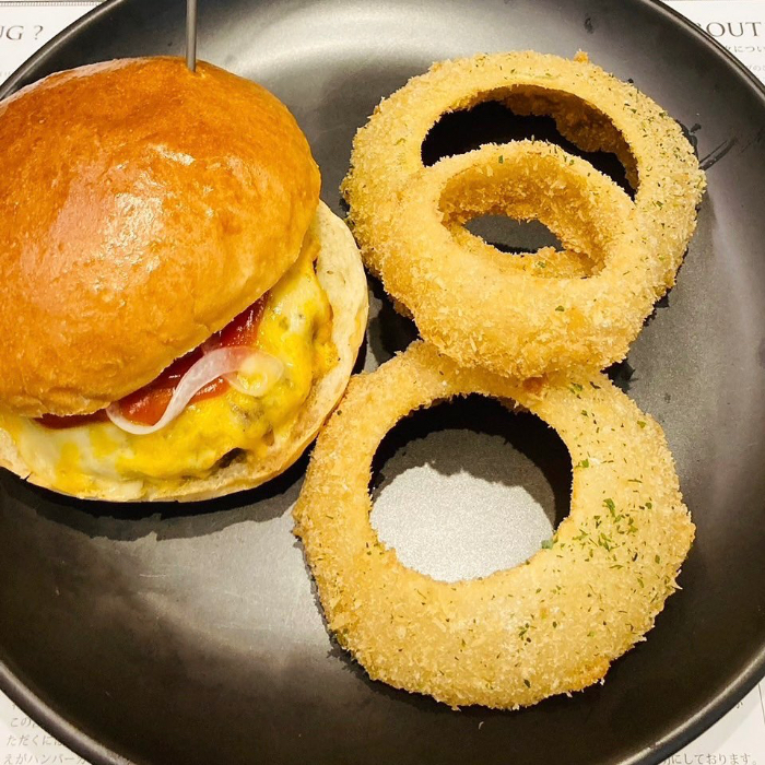 Doug‘s Burgerのハンバーガーとオニオンリング(上からの写真)