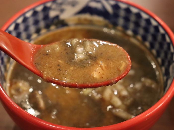 三田製麺所の濃厚煮干しつけ麺スープ1