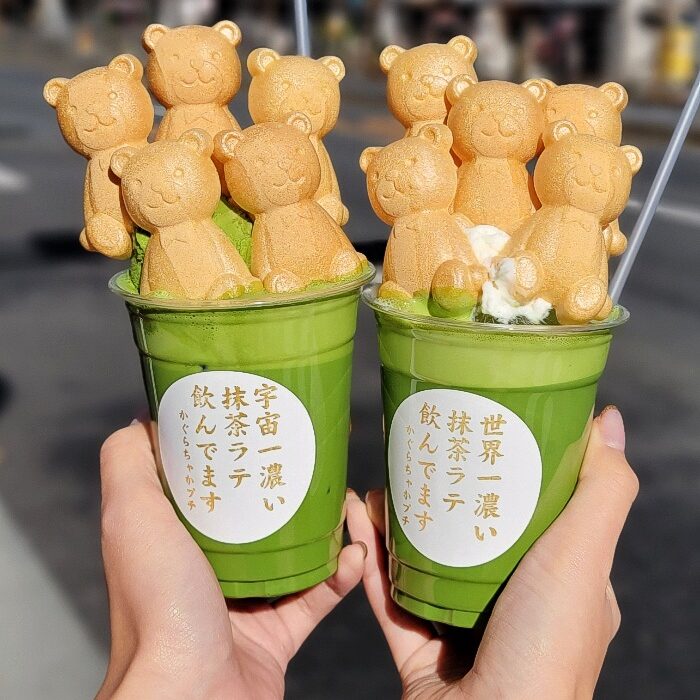 浅草】インパクト大!くまちゃんが乗った｢宇宙で一番濃い抹茶ラテ｣：cocotte