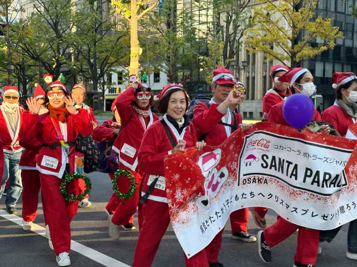 サンタパレード大阪2024の様子です。