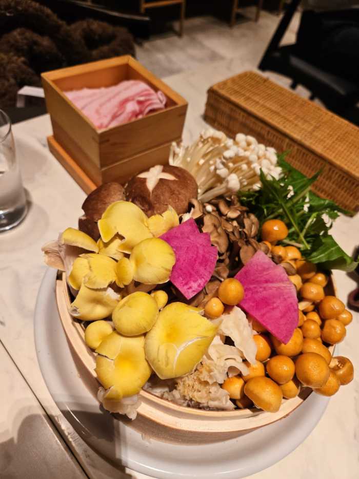 フォレストテーブルのキノコ鍋