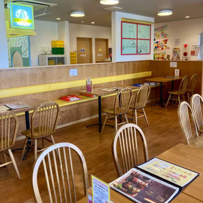 ドライブイン熱海プリン食堂の店内席