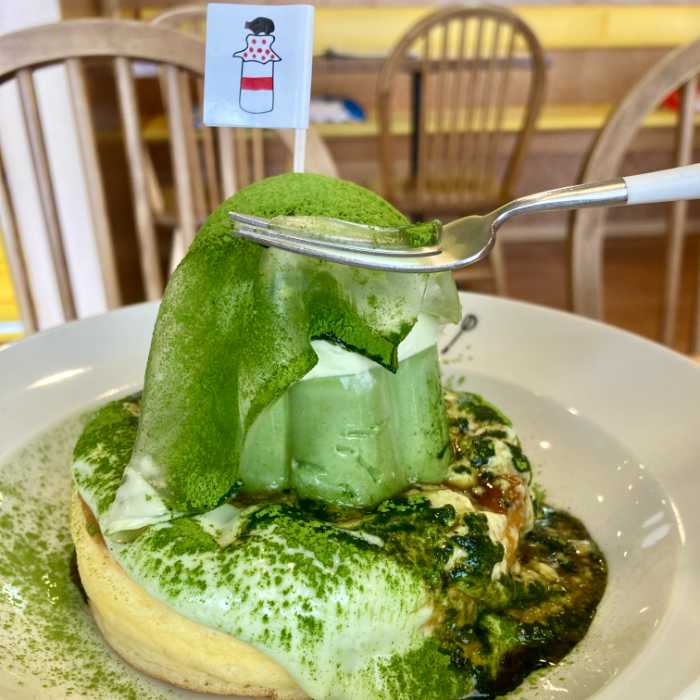 ドライブイン熱海プリン食堂の抹茶づくしのぷるんぷるんパンケーキ(2)