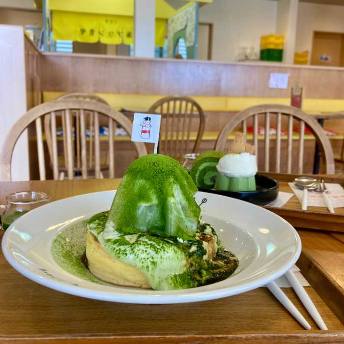 ドライブイン熱海プリン食堂の抹茶づくしのぷるんぷるんパンケーキ(1)