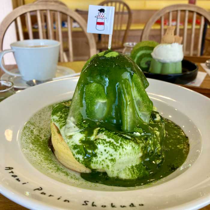 ドライブイン熱海プリン食堂の抹茶づくしのぷるんぷるんパンケーキ(3)