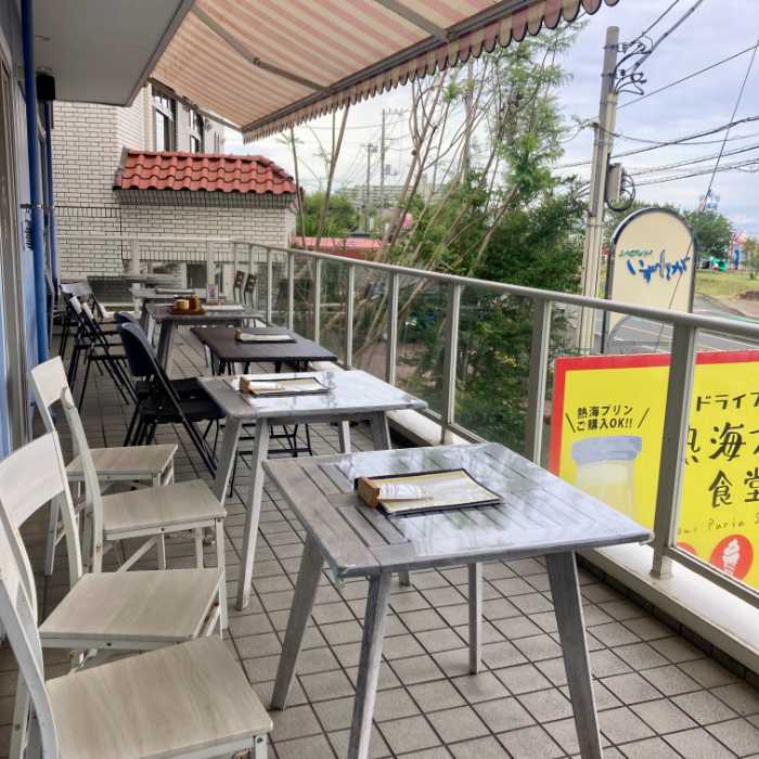 ドライブイン熱海プリン食堂のテラス席
