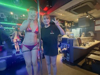 ライジングは寿司とポールダンスが楽しめます。