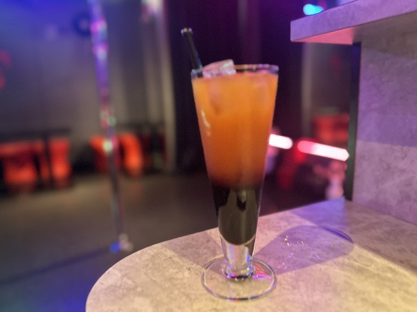 ライジングは寿司とポールダンスが楽しめます。