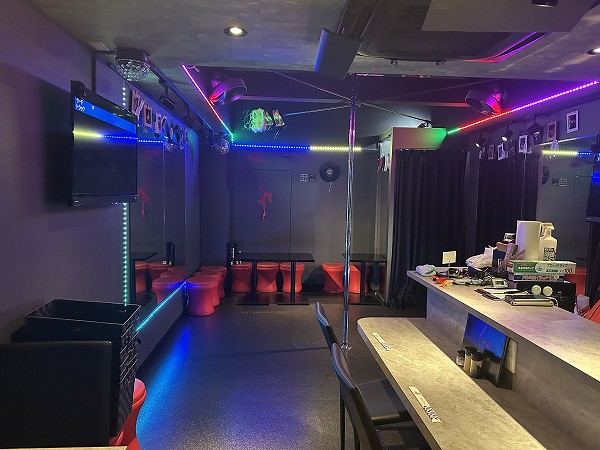 ライジングは寿司とポールダンスが楽しめます。