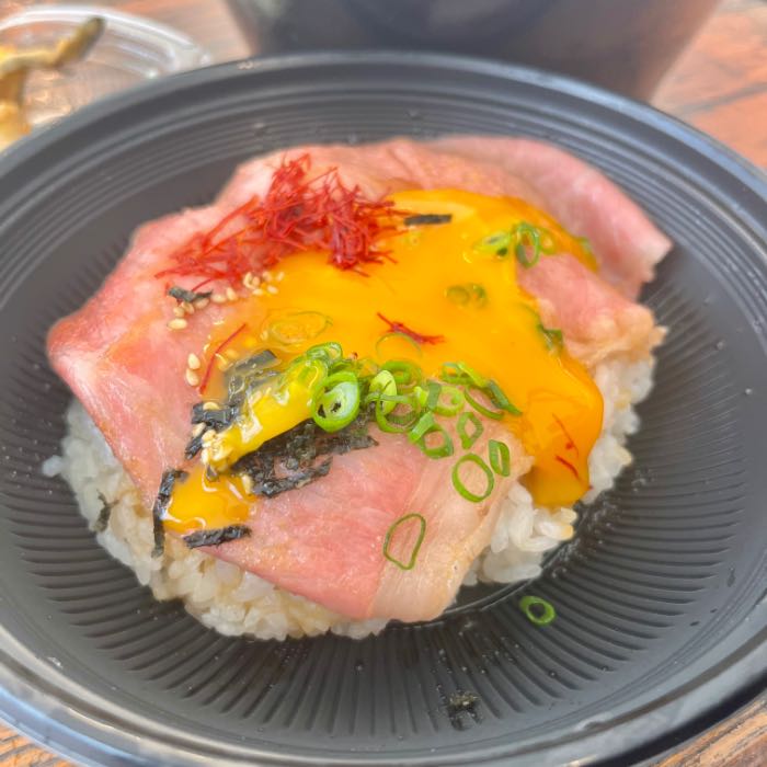 デリシャストーキョーのすき焼き丼3