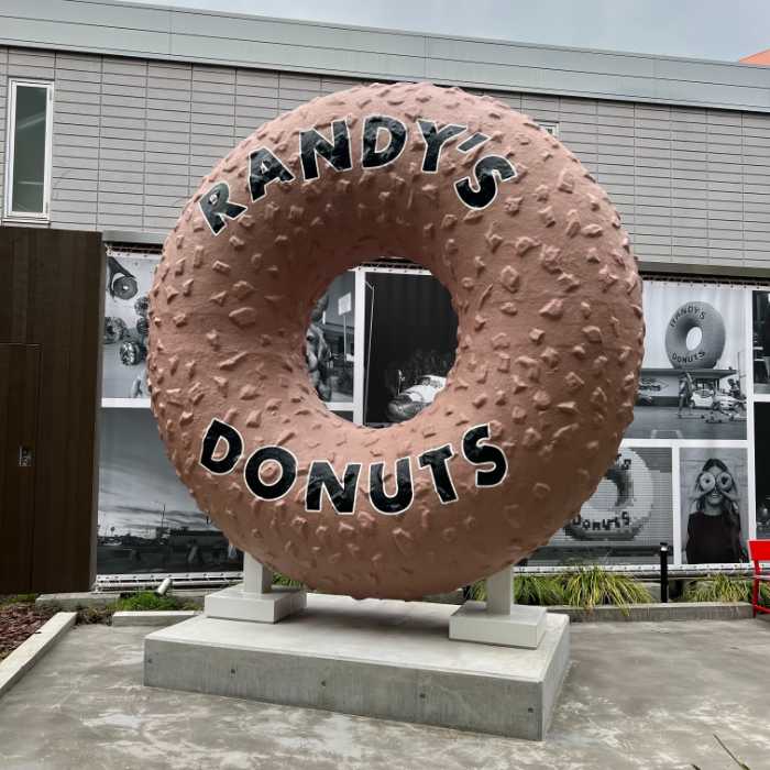 ランディーズドーナツのドーナツ型看板