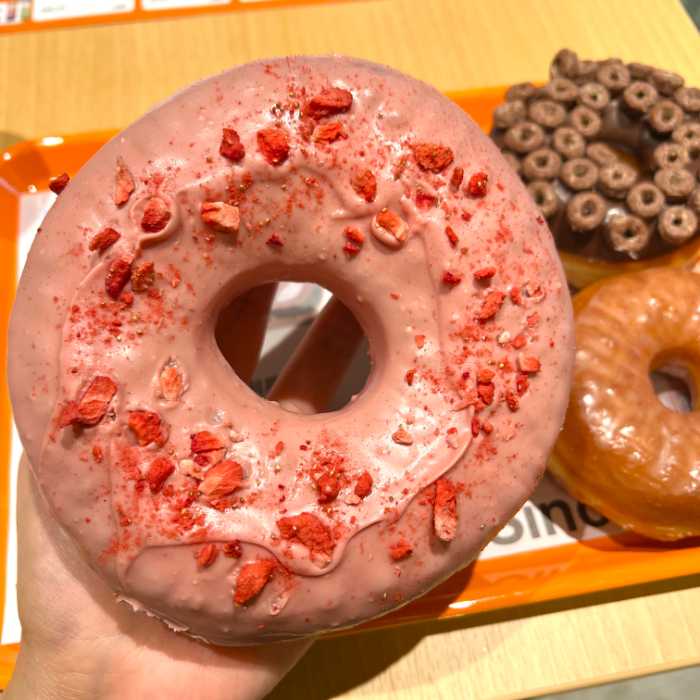 ランディーズドーナツのストロベリーチョコレートテキサスグレイズド