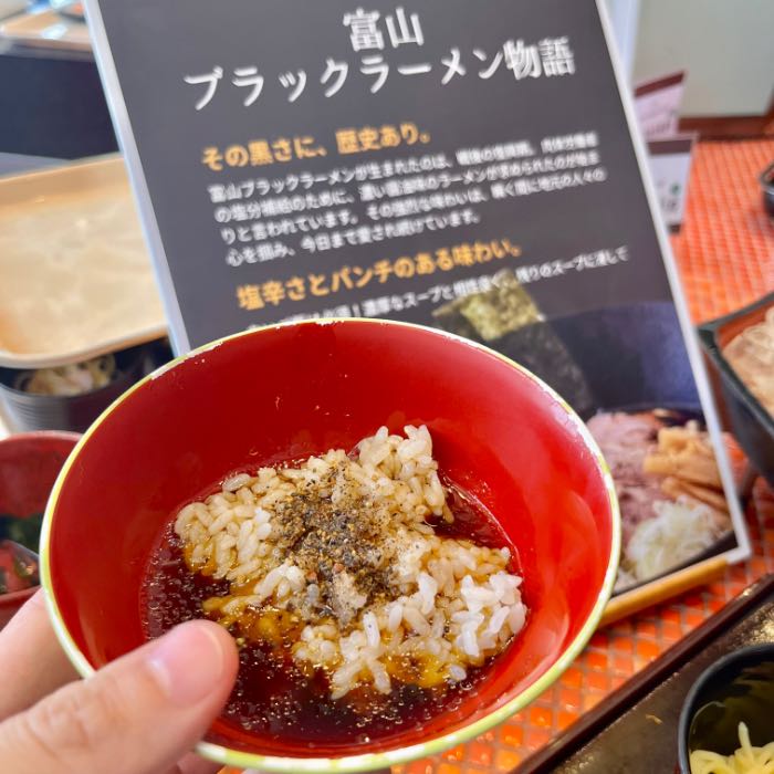 グランカフェのブラックラーメン3