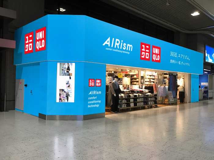 青いユニクロの店舗