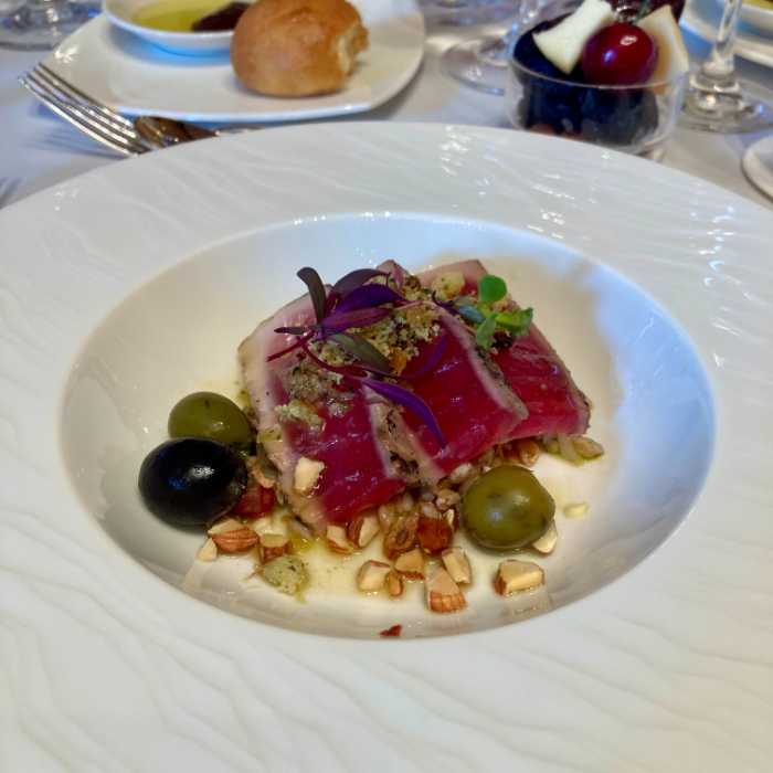 California Grown Media & Trade Tasting Eventのマグロとファッロのグリルサラダ カリフォルニア産アーモンドとオリーブ、アンチョビレモン ドレッシング