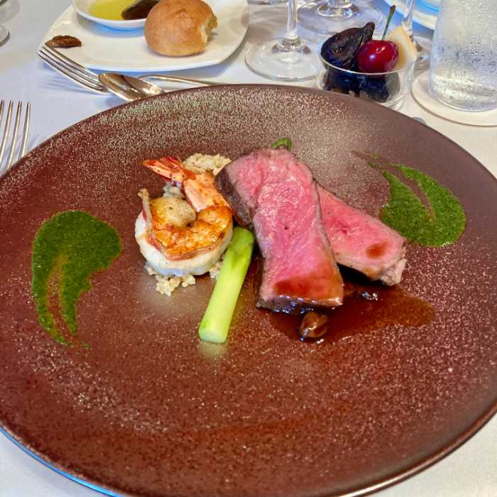 California Grown Media & Trade Tasting EventのF1和牛とBBQ海老のサーフアンドターフ サルサヴェルデ、カリフォルニアレーズン、カリフォルニアプルーン、クスクス