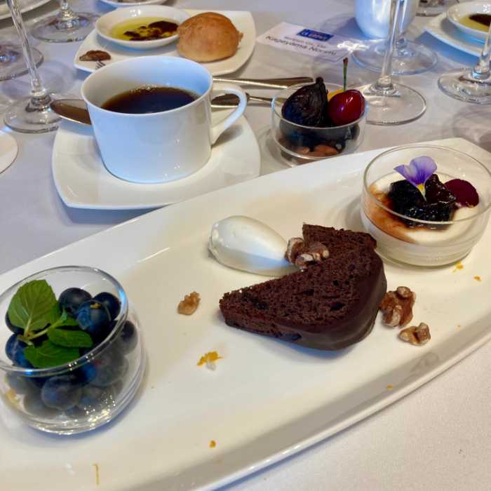 California Grown Media & Trade Tasting Eventのバターミルクパンナコッタ カリフォルニアプルーンワインコンポート添え&ラム酒風味のカリフォルニアプルーンパウンドケーキ