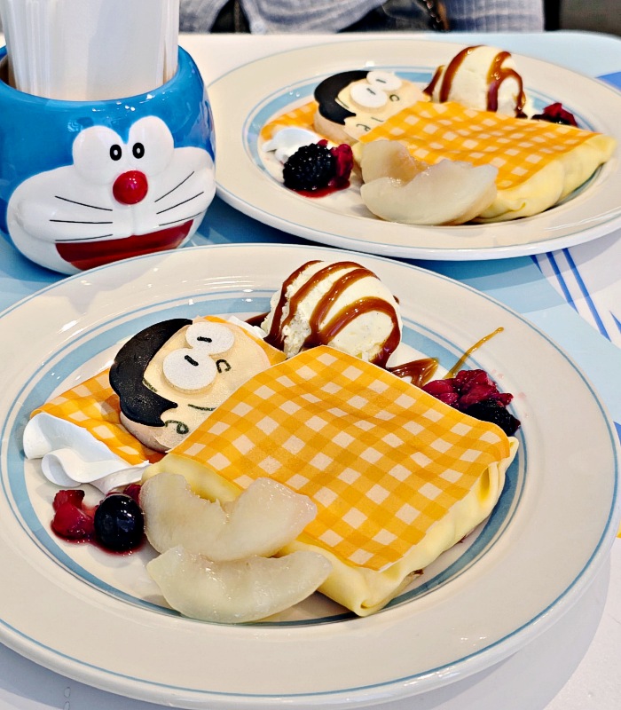 ドラえもんカフェのクレープ1