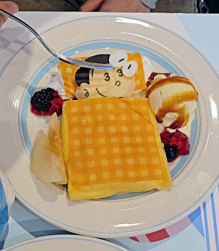 ドラえもんカフェのクレープ4