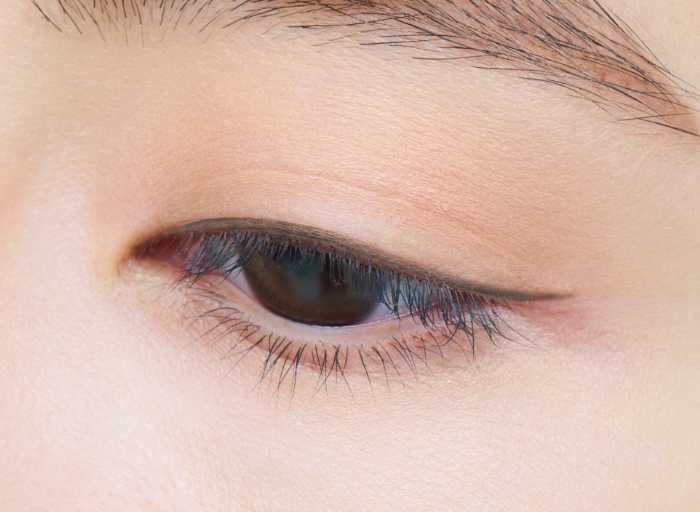 密着アイライナーのアッシュベージュ④