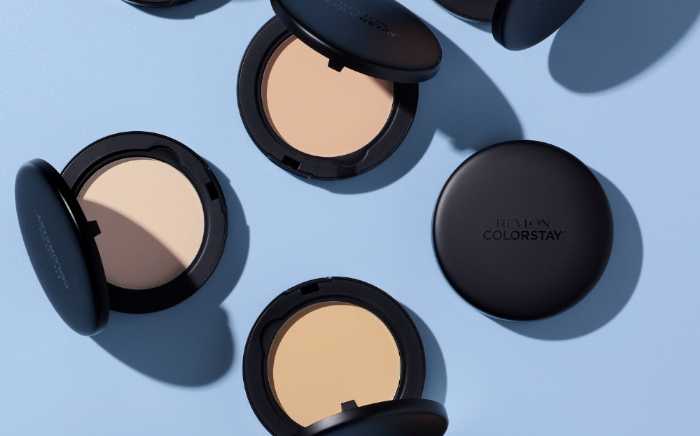 レブロンのカラーステイ ロングウェア UV プレストパウダー①