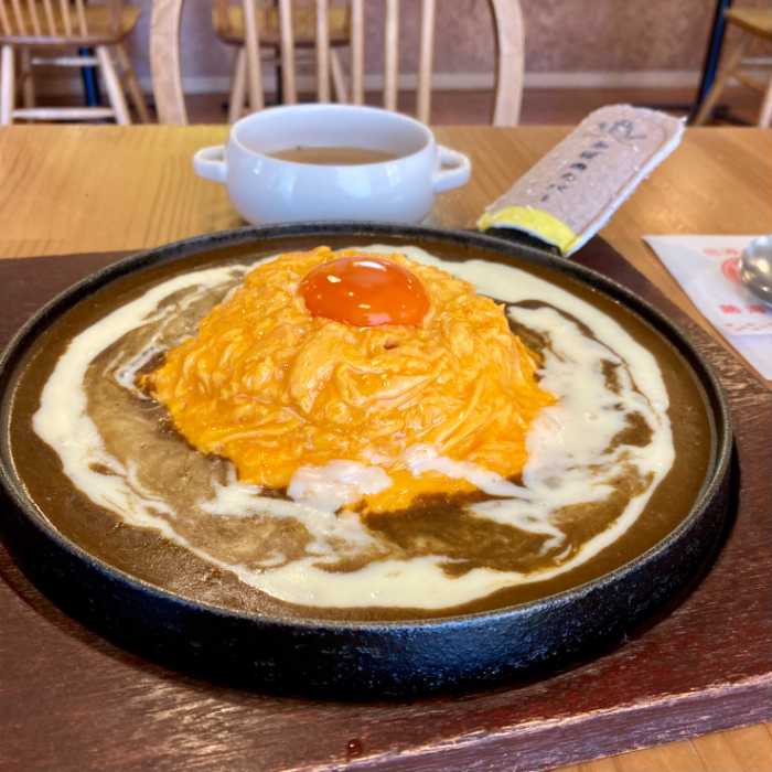 ドライブイン熱海プリン食堂のぐつぐつチーズカレーオムライス