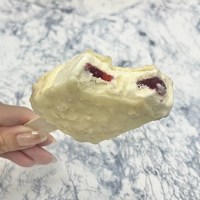 ハーゲンダッツのミックスベリー&ミルク クランチ⑥