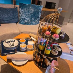 アフタヌーンティーの3段トレー