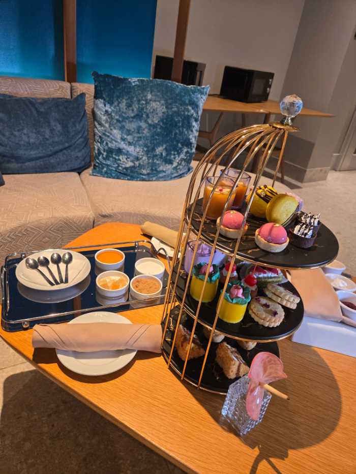 アフタヌーンティーの3段トレー