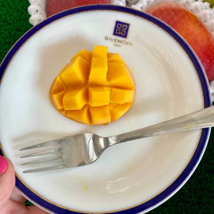 ダイヤマンゴーのカットしたミニマンゴー