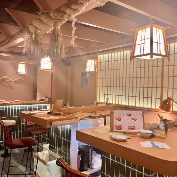 鳥居くぐりの店内