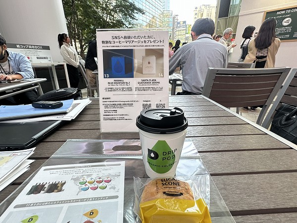 "UCC×タカラトミーアーツ"の巨大ガチャカフェです。