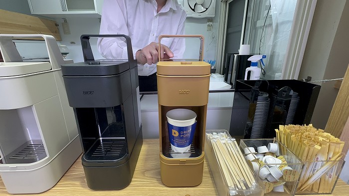 "UCC×タカラトミーアーツ"の巨大ガチャカフェです。