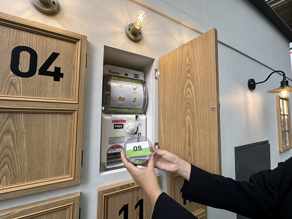 "UCC×タカラトミーアーツ"の巨大ガチャカフェです。