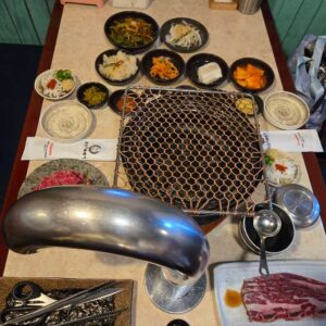 テーブルに並んだサービスの小皿料理とお肉