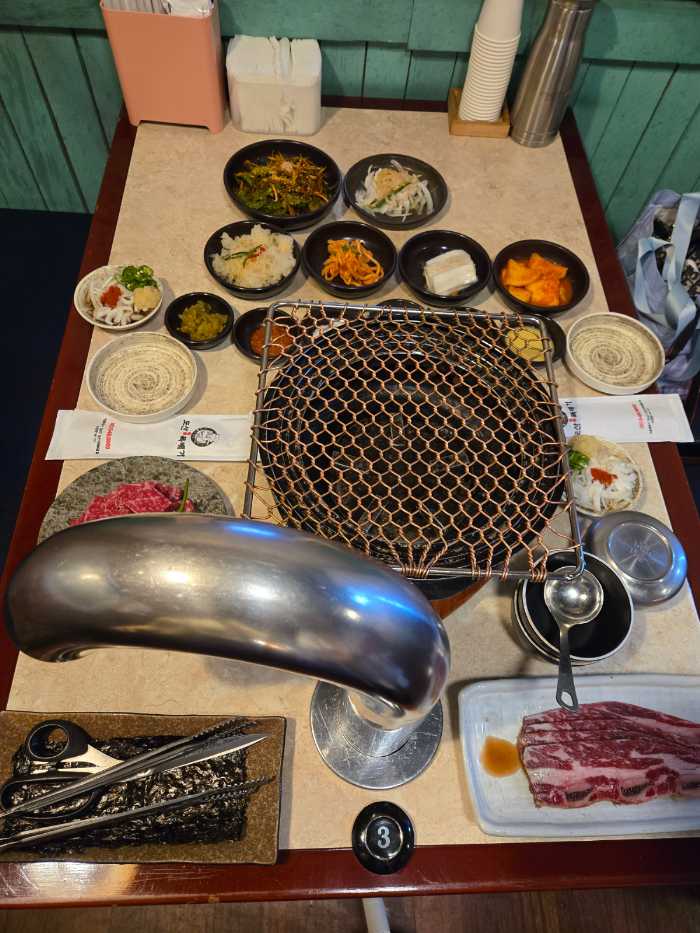 テーブルに並んだサービスの小皿料理とお肉