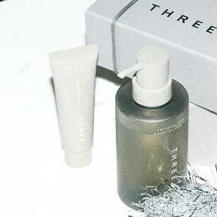 THREE エッセンシャルリモイスチャー 00 30ml ギフトボックス付き THREEのエッセンシャルセンツシリーズに、限定ギフトボックスが登場
