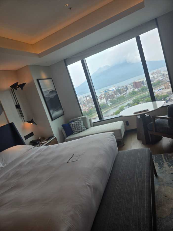 部屋の窓には巨大な桜島が