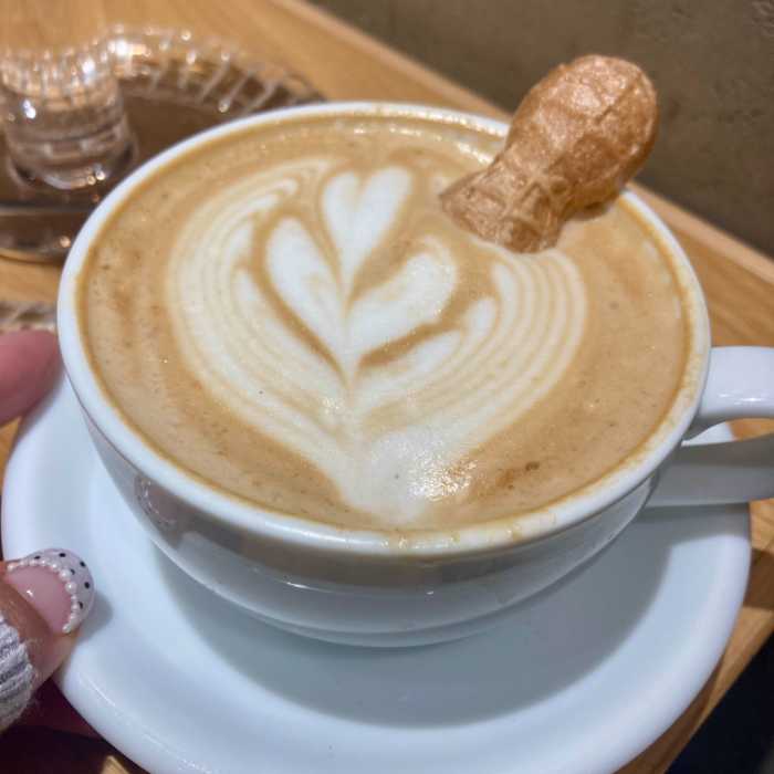 CAFE DULCETのキャラメルピーナッツラテ(ホット)