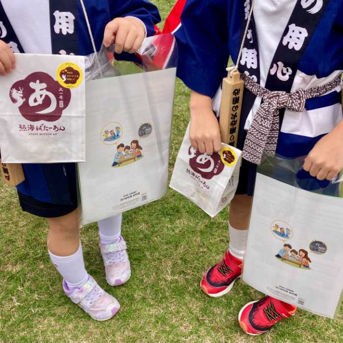 熱海ばたーあんパンを受け取った幼年消防クラブの子どもたち