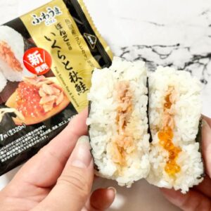 ファミマのごちむすびのいくらと秋鮭