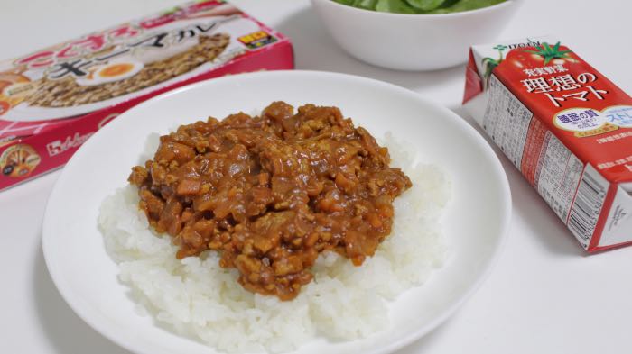 トマトキーマカレーの盛り付け