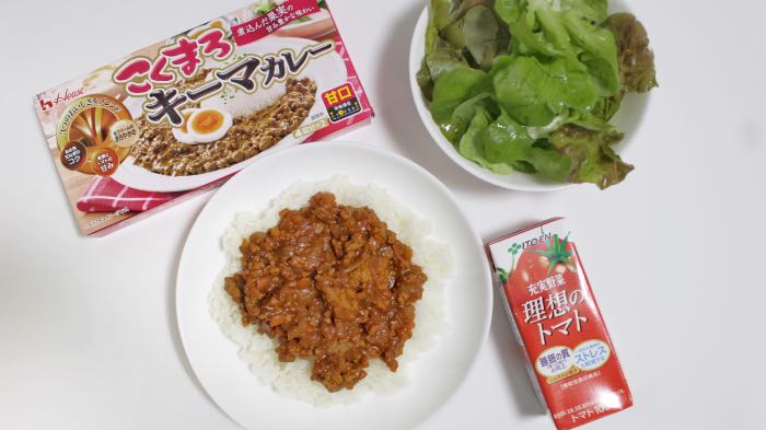 トマトキーマカレーの上から撮影