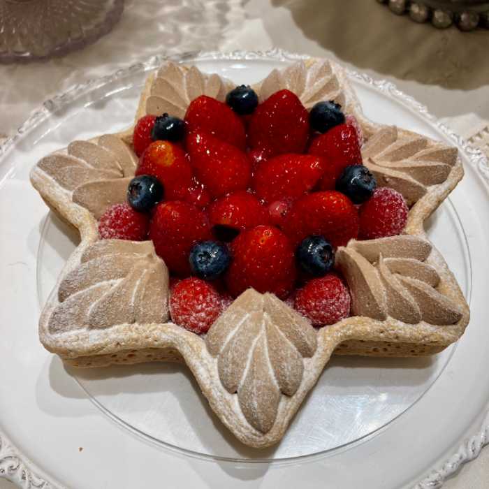 キルフェボンの星型赤いフルーツとチョコレートクリームのタルト