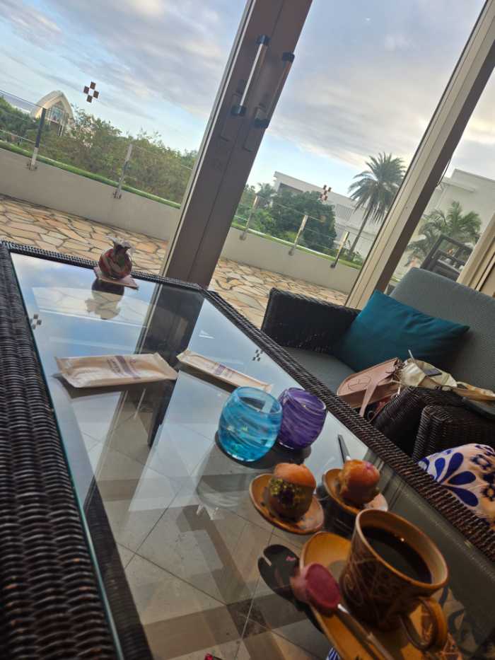 窓から見える海とチャペル