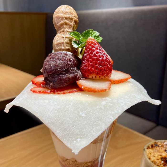 CAFE DULCETのストロベリー大福パフェトップ