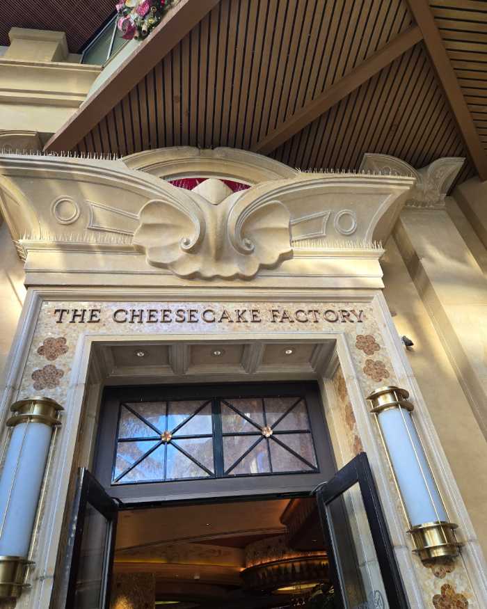 チーズケーキファクトリー入り口